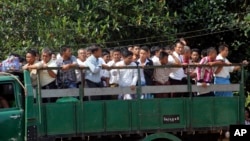 Tù nhân Myanmar trên xe tải sau khi được trả tự do từ nhà tù Insein, ngày 7/10/2014.