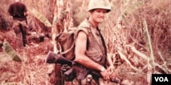 Jim Webb giữa trận địa Chiến tranh Việt Nam, năm 1969 do chiến công anh dũng Trung Úy TQLC Jim Webb được tưởng thưởng Navy Cross là một huy chương cao quý của Hải quân & TQLC Mỹ, chỉ đứng thứ hai sau Medal of Honor do Quốc hội vinh danh và Tổng thống Mỹ trao tặng.