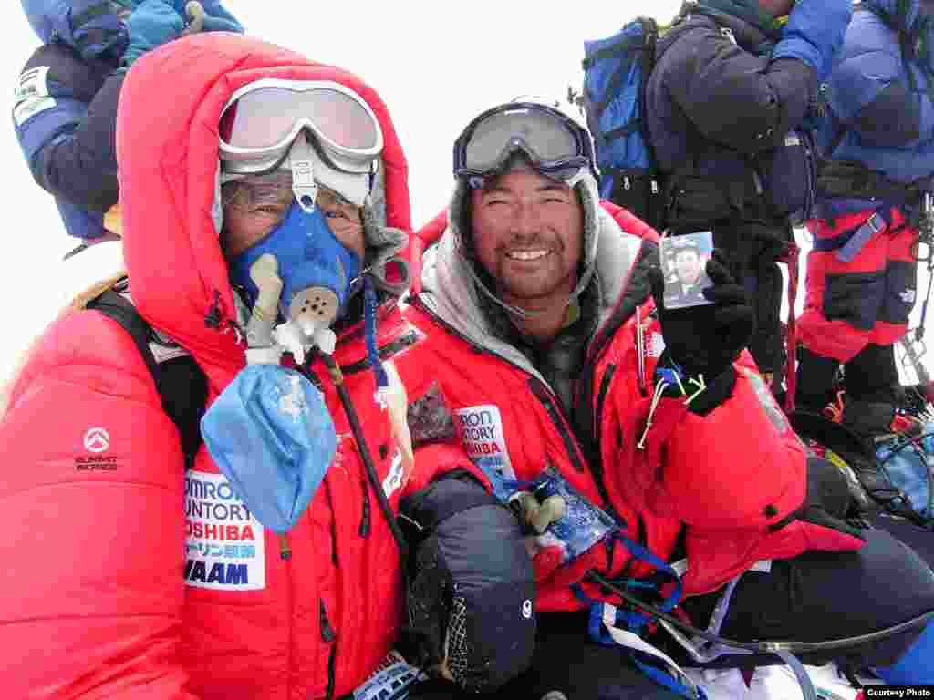 &Ocirc;ng Yuichiro Miura v&agrave; con trai , &ocirc;ng Gota Miura, tại đỉnh Everest, ng&agrave;y 22 th&aacute;ng 5, 2003. (Miura Dolphins)