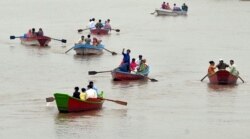 دریا کنارے جن علاقوں میں پل نہیں ہوتے عمومی طور ہر ان علاقوں کے لوگ کشتیوں سے دریا پار کرتے ہیں — فائل فوٹو