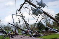 Hàng loạt trụ điện bị ngã ở Louisiana.