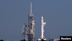 Tên lửa vận tải Falcon 9 của hãng SpaceX tại Trung tâm Vũ trụ Kennedy, Mũi Canaveral, Florida, ngày 18/02/2017.