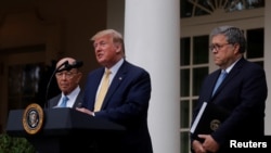 TT Donald Trump với BT Thương mại Wilbur Ross (trái) và BT Tư pháp Bill Barr (phải) khi ông loan báo sẽ cho khai thác các kho dữ liệu chính phủ để đếm người không có quốc tịch Mỹ. Washington 11/7/2019. REUTERS/Carlos Barria