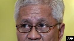 Ngoại trưởng Philippines Albert del Rosario phát biểu tại một cuộc họp báo ở Bắc Kinh, 8/7/2011