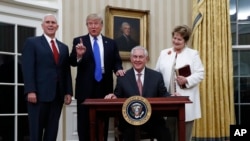 Tổng thống Donald Trump nói chuyện với phóng viên khi ông Rex Tillerson ký tuyên tệ nhận chức Ngoại trưởng Hoa Kỳ tại Phòng Bầu Dục, ngày 1/2/2017.