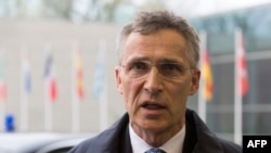 Tổng thư ký NATO Jens Stoltenberg trả lời các nhà báo trước một cuộc họp Hội đồng quốc phòng EU tại Luxembourg vào ngày 19 tháng 4 năm 2016.