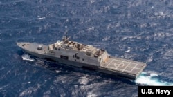 Tàu USS Fort Worth (LCS 3) trong cuộc tuần tra trong vùng biển quốc tế ở Biển Đông với tàu khu trục tên lửa dẫn đường USS Lassen. (Ảnh: US Navy/Joe Bishop).