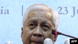 Ngoại trưởng Philippines Albert Del Rosario