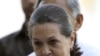 Lãnh đạo Ðảng Quốc Đại đương quyền Ấn Ðộ, bà Sonia Gandhi, phát biểu với báo giới ở New Delhi