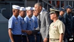 Tổng thống Mỹ Barack Obama thăm chiến hạm BRP Gregorio del Pilar, soái hạm của hải quân Philippines, ngày 17/11/2015. Chiếc tàu này trước đây là của lực lượng tuần duyên Mỹ và hiện đang được Philippines dùng để thực hiện những cuộc tuần tra ở Biển Đông. Tòa Bạch Ốc loan báo gói viện trợ mới trong vòng hai năm trị giá 259 triệu đô la, trong đó có 79 triệu cho Philippines, 40 triệu cho Việt Nam, 21 triệu cho Indonesia và 2 triệu rưỡi cho Malaysia. 