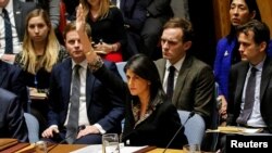 Đại sứ Mỹ tại Liên Hiệp Quốc Nikki Haley vphủ quyết một nghị quyết do Ai Cập soạn thảo về những quyết định gần đây của Mỹ liên quan tới tư cách của Jerusalem, trong một cuộc họp của Hội đồng Bảo an LHQ, ngày 18 tháng 12, 2017.