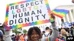 Biểu tình ủng hộ quyền của những người LGBTQ tại Tối cao Pháp viện Mỹ.