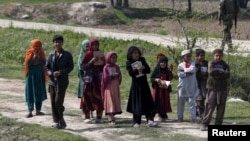 Trẻ em Afghanistan cầm quyển kinh Koran khi đến madrasa (trường tôn giáo) ở tỉnh Baghlan, Afghanistan, ngày 15 tháng 3 năm 2016. 