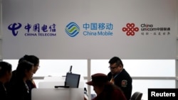 Sở Giao dịch Chứng khoán New York đã bắt đầu hủy niêm yết China Mobile, China Unicom và China Telecom sau sắc lệnh tháng 11 của Tổng thống Trump.