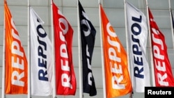 Cờ công ty Repsol tại Madrid, Tây Ban Nha.