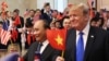 Tư liệu - Tổng thống Mỹ Donald Trump và Thủ tướng Việt Nam Nguyễn Xuân Phúc vẫy cờ khi được các em học sinh chào đón tại trụ sở Văn phòng Chính phủ ở Hà Nội, ngày 27 tháng 2, 2019.