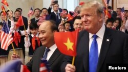 Tổng thống Trump và Thủ tướng Phúc trong cuộc gặp hồi cuối tháng Hai năm nay ở Hà Nội. 