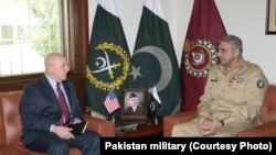 Tướng McMaster cố vấn quan An ninh Quốc gia Hoa Kỳ gặpTổng Tư lệnh Quân đội Pakistan, tướng Qamar Javed Bajwa, ngày 17/4/2017.