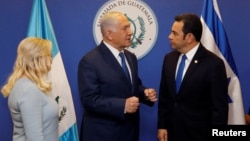 Tổng thống Guatemala Jimmy Morales nói chuyện với Thủ tướng Israel Benjamin Netanyahu và phu nhân trước lúc khánh thành đại sứ quán ở Jerusalem ngày 16/5/2018.