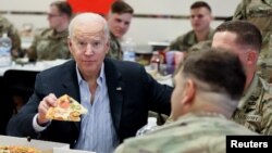 Tổng thống Mỹ Joe Biden gặp gỡ Sư đoàn Dù 82 của Mỹ đóng ở Ba Lan hôm 25/3.