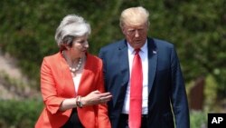 Thủ tướng Anh Theresa May và Tổng thống Mỹ Donald Trump trước cuộc họp báo chung tại Chequers, ở Buckinghamshire, Anh, ngày 13/7/2018.