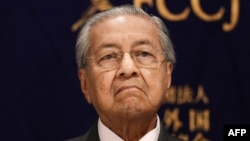 Thủ tướng Malaysia Mahathir Mohamad tham dự một cuộc họp báo ở Tokyo hôm 30/5. Người đứng đầu Malaysia nói nước ông sẽ dùng thiết bị của công ty Huawei của Trung Quốc vì tiên tiến hơn so với của Mỹ.