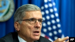 Chủ tịch FCC Tom Wheeler nói chuyện tại một cuộc họp báo