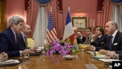 Ngoại trưởng Mỹ John Kerry và Ngoại trưởng Pháp Laurent Fabius (phải) nói chuyện trước khi bắt đầu cuộc họp tại Beau Rivage Palace Hotel ở Lausanne, Thụy Sĩ, ngày 28/3/2015.