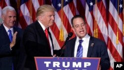 Tổng thống đắc cử Donald Trump, trái, và Chủ tịch Ủy ban Quốc gia đảng Cộng hòa Reince Priebus trong cuộc mít tinh đêm bầu cử ở New York, 9/11/2016.