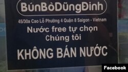 Một trong những tấm biển độc đáo của quán Bún bò Dũng Đinh.