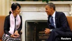 Tổng thống Hoa Kỳ Barack Obama trò chuyện với bà Aung San Suu Kyi tại Phòng Bầu dục của Tòa Bạch Ốc, ngày 19/9/2012.