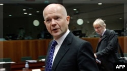 Bộ trưởng Ngoại giao Anh William Hague đến tham dự cuộc họp của các ngoại trưởng Liên hiệp châu Âu tại Brussels, ngày 1/12/2011