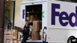 Một xe giao hàng của công ty FedEx.