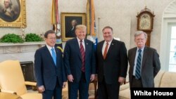 Tổng thống Hàn Quốc Moon Jae-in muốn thuyết phục Tổng thống Donald Trump dỡ bỏ cấm vận với Triều Tiên