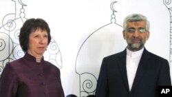 Trưởng ban chính sách đối ngoại EU Catherine Ashton (trái) và trưởng đoàn đàm phán hạt nhân Iran Saeed Jalili dự cuộc đàm phán về vấn đề hạt nhân của Iran ở Baghdad 23/5/12 