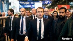 Tổng thống Pháp Emmanuel Macron tới thăm một hội chợ ở Paris hồi tháng 2 năm nay. Một video vừa được tung ra cho thấy cận vệ của ông Macron hành hung một người biểu tình hồi tháng 5 tại Paris.