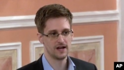 Cựu nhân viên NSA Edward Snowden đánh cắp chi tiết các chương trình tình báo của Hoa Kỳ và các đồng minh trước khi bỏ trốn qua Hong Kong và sau đó đến Moscow