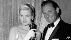 Nữ diễn viên Grace Kelly, tại lễ trao giải Oscar năm 1995, là người Mỹ trong hoàng tộc Monaco khi kết hôn với Hoàng tử Rainier III.