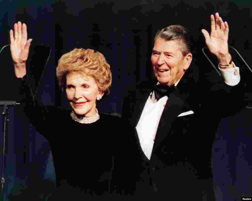 Cựu Tổng thống Ronald Reagan và Đệ nhất Phu nhân Nancy Reagan vẫy chào khi đến dự tiệc kỷ niệm sinh nhật lần thứ 83 của ông ở Washington, ngày 3/2/1994.