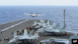 Máy bay C-2A cất cánh từ tàu USS Ronald Reagan, 17/11/2017