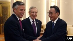 Thượng nghị sĩ Harry Reid, Đại sứ Mỹ tại Trung Quốc Jon Huntsman gặp Chủ tịch Quốc hội Trung Quốc Ngô Bang Quốc tại Sảnh Ðường Nhân Dân ở Bắc Kinh