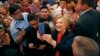 Ứng viên Tổng thống của Đảng Dân chủ Hillary Clinton chụp hình selfie với các ủng hộ viên tại El Centro, California, 2/6/2016.