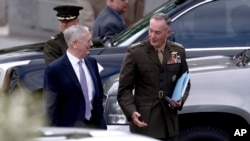 Bộ trưởng Quốc phòng Hoa Kỳ Jim Mattis (bên trái) và Chủ tịch Tham mưu trưởng Liên quân Joseph Dunford sau cuộc họp với các Thượng nghị sĩ, ngày 26/04/2017.