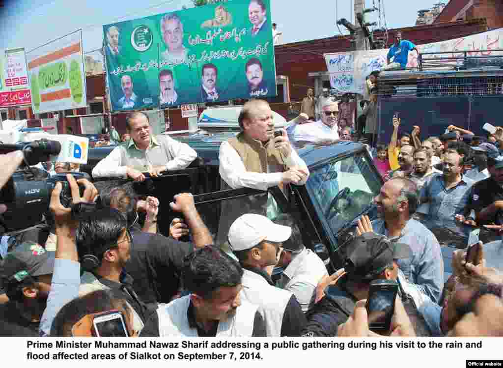 Thủ tướng Pakistan Muhammad Nawaz Sharif tới thăm khu vực Sialkot bị&nbsp;ảnh hưởng bởi lũ lụt, ngày 7/9/2014.&nbsp; 