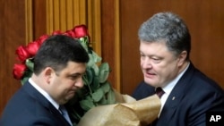 Tổng thống Ukraine Petro Poroshenko và tân Thủ tướng Volodymyr Groysman tại quốc hội ở Kiev, ngày 14/4/2016.