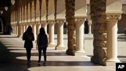 Tư liệu: Sinh viên đi dạo trong khuôn viên Đại học Stanford, ngày 14/3/2019 ở Santa Clara, California.
(AP Photo/Ben Margot)