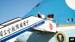 Tổng thống Donald Trump lên chuyên cơ Air Force One tại Sân bay Bắc Kinh ở Bắc Kinh, Trung Quốc, ngày 10 tháng 11, 2017