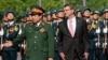 Bộ trưởng Quốc phòng Việt Nam Phùng Quang Thanh đón tiếp Bộ trưởng Quốc phòng Mỹ Ashton Carter trong một buổi lễ tại Hà Nội ngày 1/6/2015. 