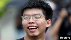 Nhà hoạt động Joshua Wong biểu tình bên ngoài cơ quan lập pháp Hong Kong hôm 17/6.