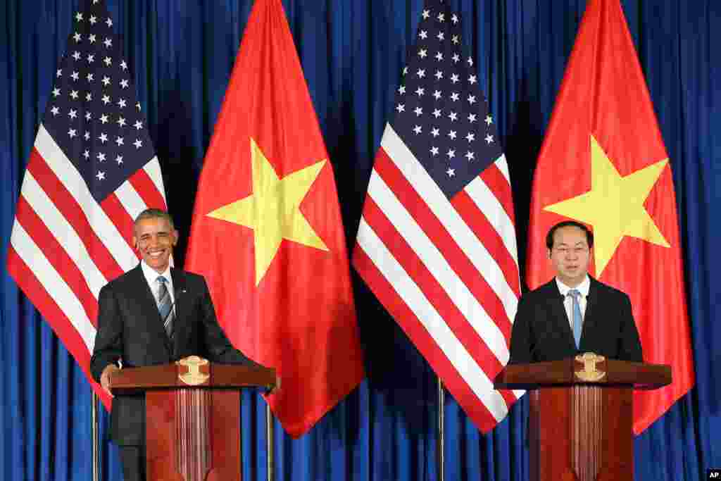 Tổng thống Mỹ Barack Obama tuyên bố trong cuộc họp báo chung với Chủ tịch Việt Nam Trần Đại Quang ngày 23/5 rằng Mỹ dỡ bỏ hoàn toàn lệnh cấm bán vũ khí sát thương cho Việt Nam.